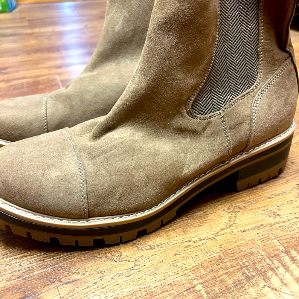 Trendy light tan lugs!